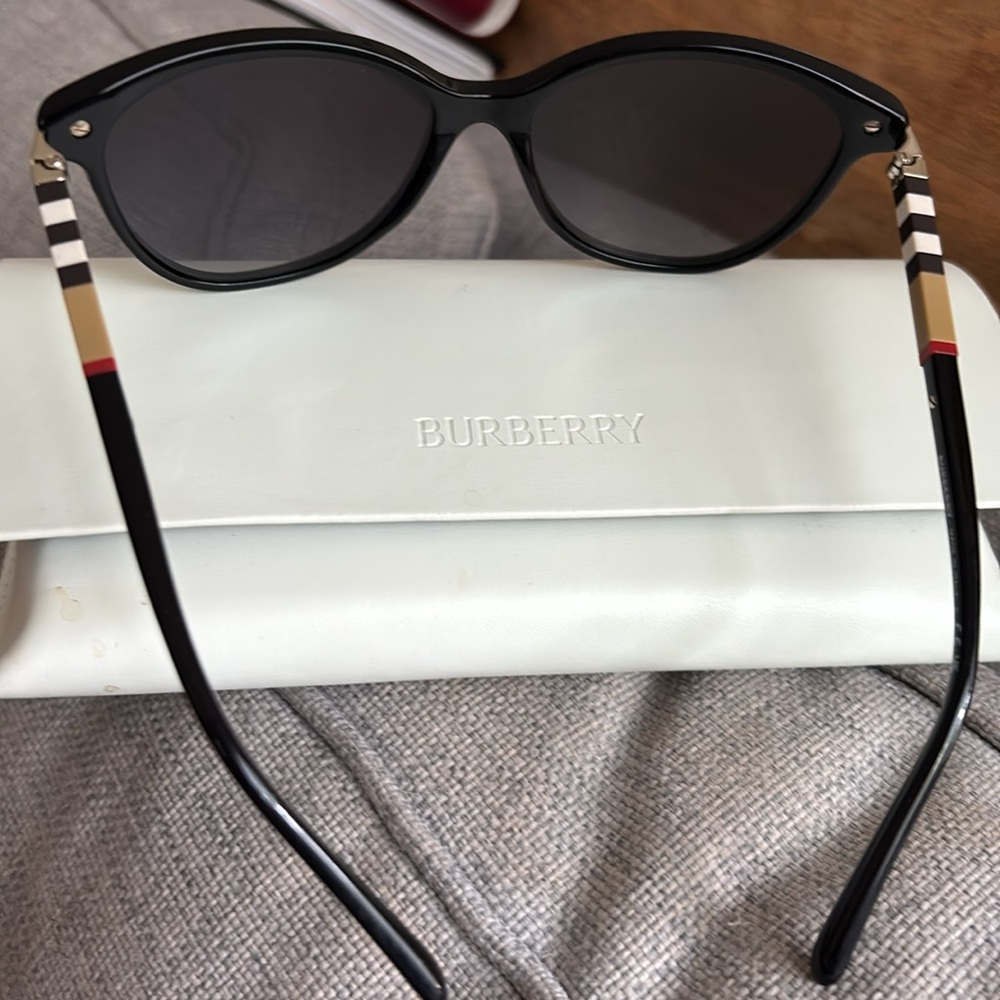 Burberry Black Cat-Eye Sunglasses with Gradient Lenses - Picture 4 of 4